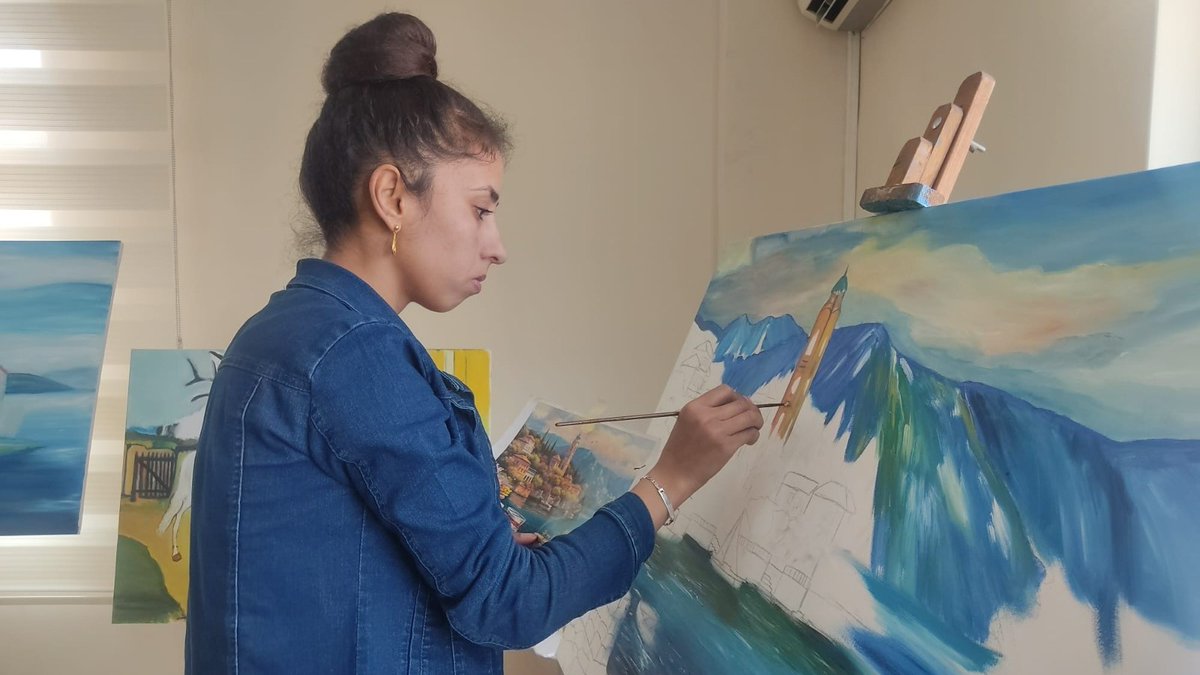 sanliurfabld's tweet photo. Günün yorgunluğu ve stresinden uzaklaşmak aynı zamanda sosyalleşmek için sizi de Kadın Destek Merkezlerimize bekliyoruz hanımlar.🎨

📍Bozova Kadın Destek Merkezi Yağlı Boya Kursu https://t.co/aEsbsphCKZ