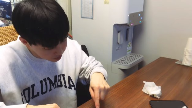 eden_itsss's tweet photo. 경축, 엑소 숙소 정수기 새로 뽑아 https://t.co/lcG64yfRaL