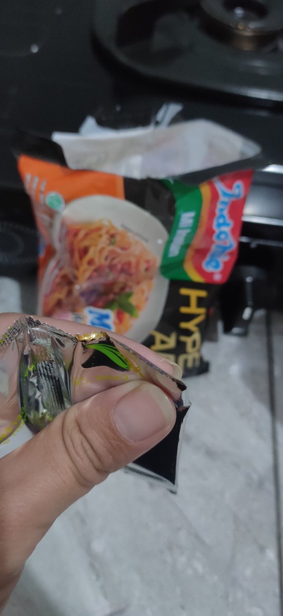 raganaaar's tweet photo. Dapet indomie zonk, bumbu nya gak lengkap, udah gt bungkus di bubuk cabe nya bolong. Niat hati isi perut dengan enak, ini malah isi perut dengan hambar @indofood @indofood_cbp https://t.co/vcP5ly76ED