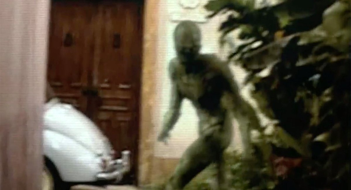Este año se cumplen 20 años del estreno de SIGNS de Shyamalan, una inquietante película de ciencia ficción que dividió a crítica y público pero que contiene un par de escenas que erizan la piel.