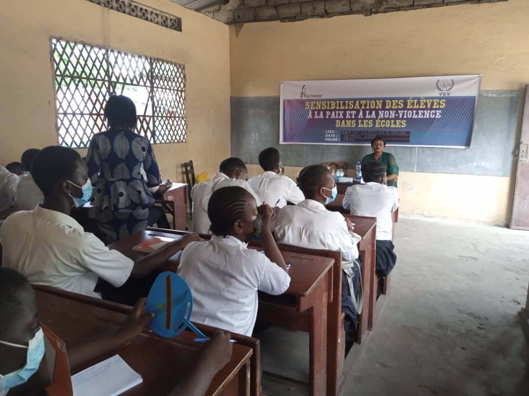 ongdh_vsv's tweet photo. Sensibilisation des élèves à la paix et à la non-violence à l'Institut Scientifique de Bandalungwa, vendredi 18 mars 2022. https://t.co/PhiDZL97Zq