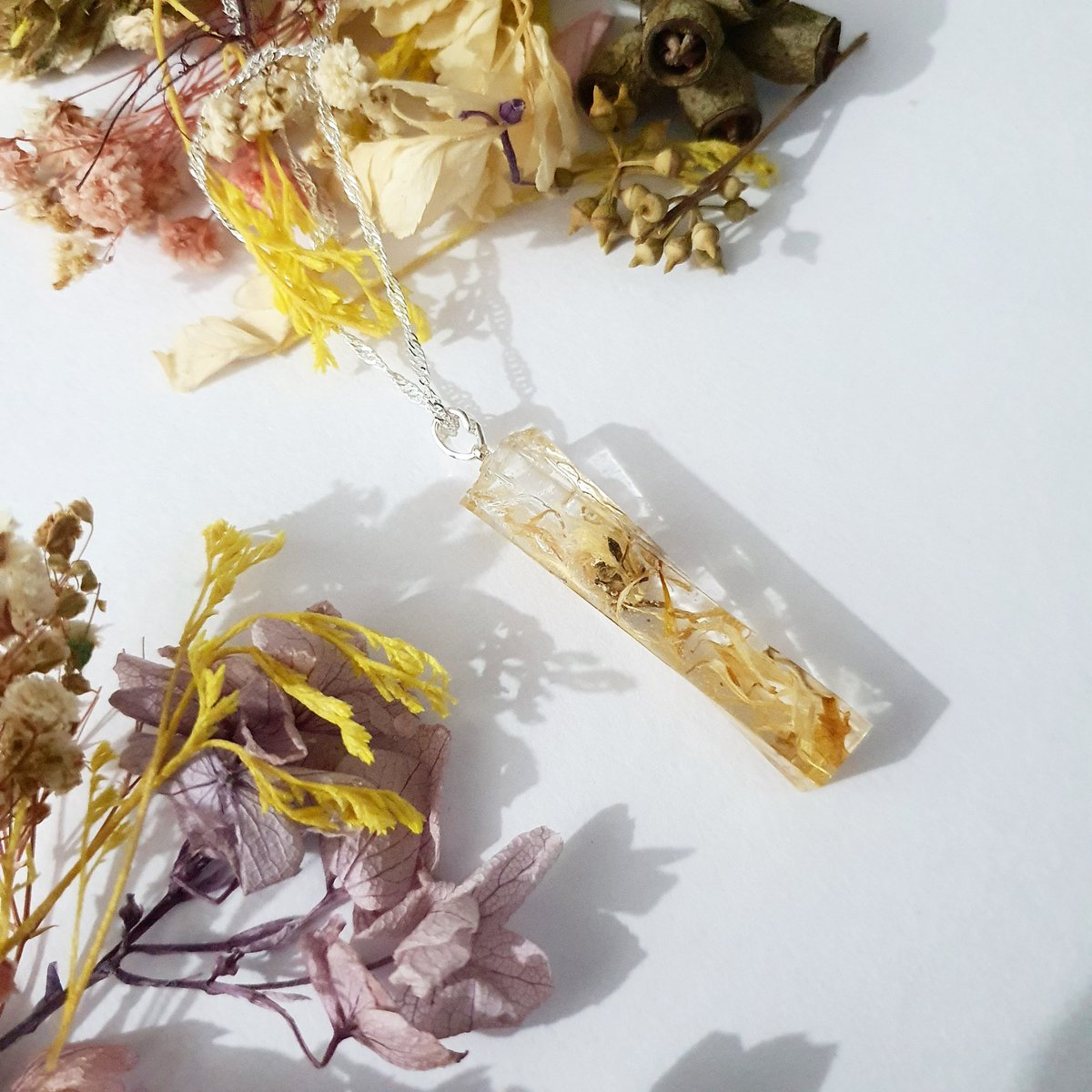 ishaqgems_'s tweet photo. Natural Calendula Flower Petals 🌼
.
.
.
#ishaqgems #calendula #floral #floralnecklace #silvernecklace #jewelleryshop #handmadenecklace #handmadewithresin #shopaccessories #shopsmallbusiness https://t.co/nCsdnouUi6