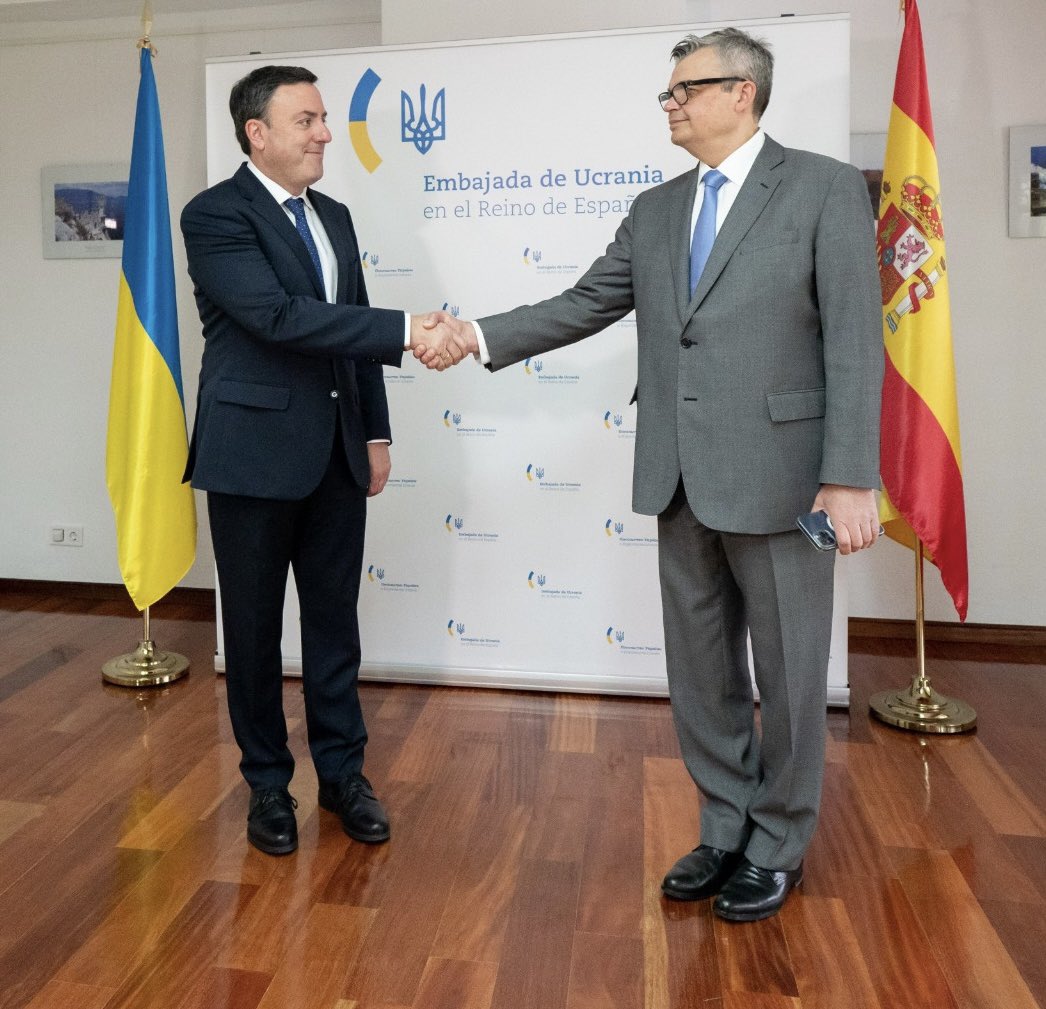 ValentinFormoso's tweet photo. 🇺🇦 Reunión en Madrid co embaixador de Ucraína en España, Serhii Pohoreltsev, ao que trasladamos o apoio e solidariedade de Galicia co pobo ucraíno fronte a guerra de Putin. 

Os concellos nos que esté presente o @PSdeG colaborarán activamente na acollida de refuxiad@s ucraín@s. https://t.co/ykQcs4PKOs