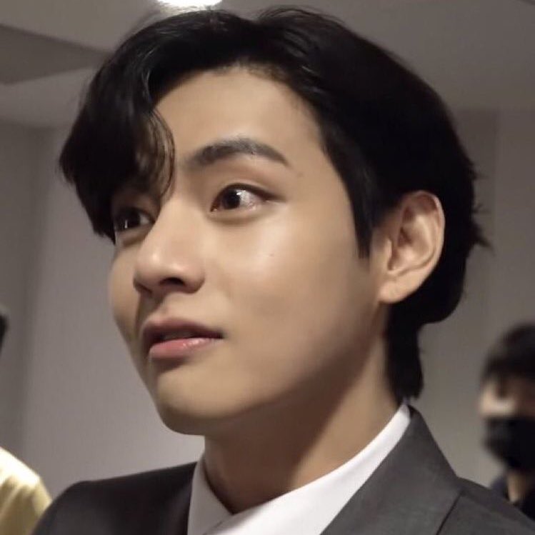 sevenrchive's tweet photo. TAEHYUNG STILL DOING THE TATA MIC FACE RECENTLY — an adorable thread https://t.co/Oz2fVoUwBz