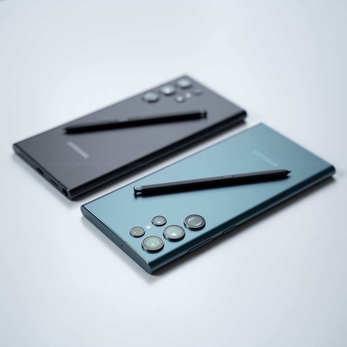 SuperSaf's tweet photo. Black or Green? 🤔 #GalaxyS22Ultra https://t.co/A8h6N0N0X5