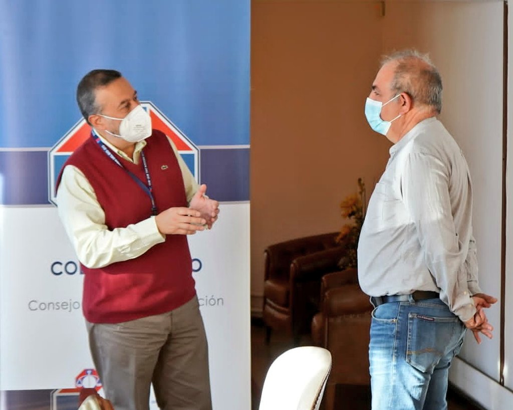 seremisalud8's tweet photo. El @seremisalud8 @EduardoBarraJ y el Pdte. del @Colmed_Conce @acuna_game sostuvieron una reunión donde abordaron la necesidad de trabajo conjunto para  fortalecer el control de la pandemia en el territorio, además de otras situaciones de interés sanitario. https://t.co/gdmdFEq3Gj