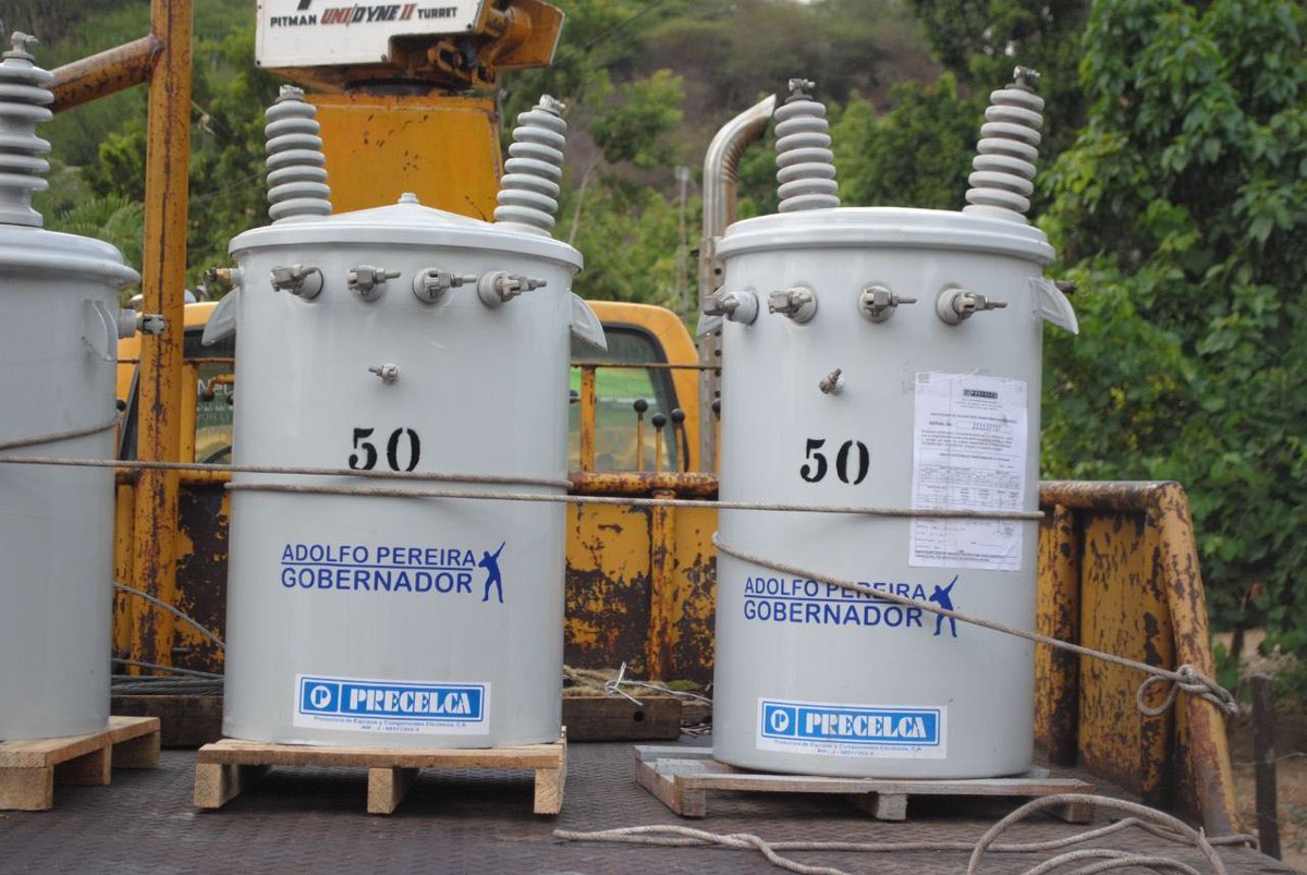 AdolfoP_Oficial's tweet photo. Instalamos dos transformadores de 50 KVA en el sector El Hatico del municipio Morán. Desde el fin de semana esta comunidad realizó la solicitud y le cumplimos inmediatamente junto al Alcalde Félix Linares. https://t.co/cvpahxEgmX