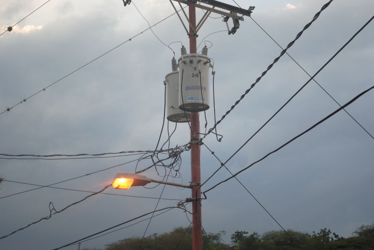 AdolfoP_Oficial's tweet photo. Instalamos dos transformadores de 50 KVA en el sector El Hatico del municipio Morán. Desde el fin de semana esta comunidad realizó la solicitud y le cumplimos inmediatamente junto al Alcalde Félix Linares. https://t.co/cvpahxEgmX