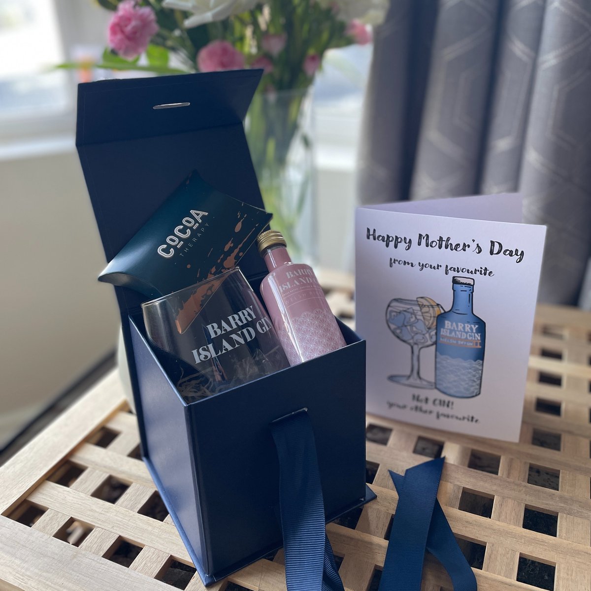 Want to support not 1, not 2 but 3 independent #Barry businesses this Mother's Day? Check out our Barry Island Gin gift cubes with limited edition chocolates from @TherapyCocoa & a card from @DimensionalUK - what a brilliant combination 😍 #shoplocal wearecraftrepublic.co.uk/product/cocoa-…