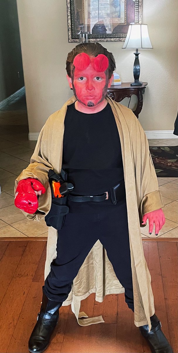 MarshaFatFace's tweet photo. I don’t post pics of my kids but I’m making an exception to share my 8yo’s latest cosplay creation. A #Hellboy2004 costume that even @perlmutations might think is pretty cool. https://t.co/fnkzfwk8Z0