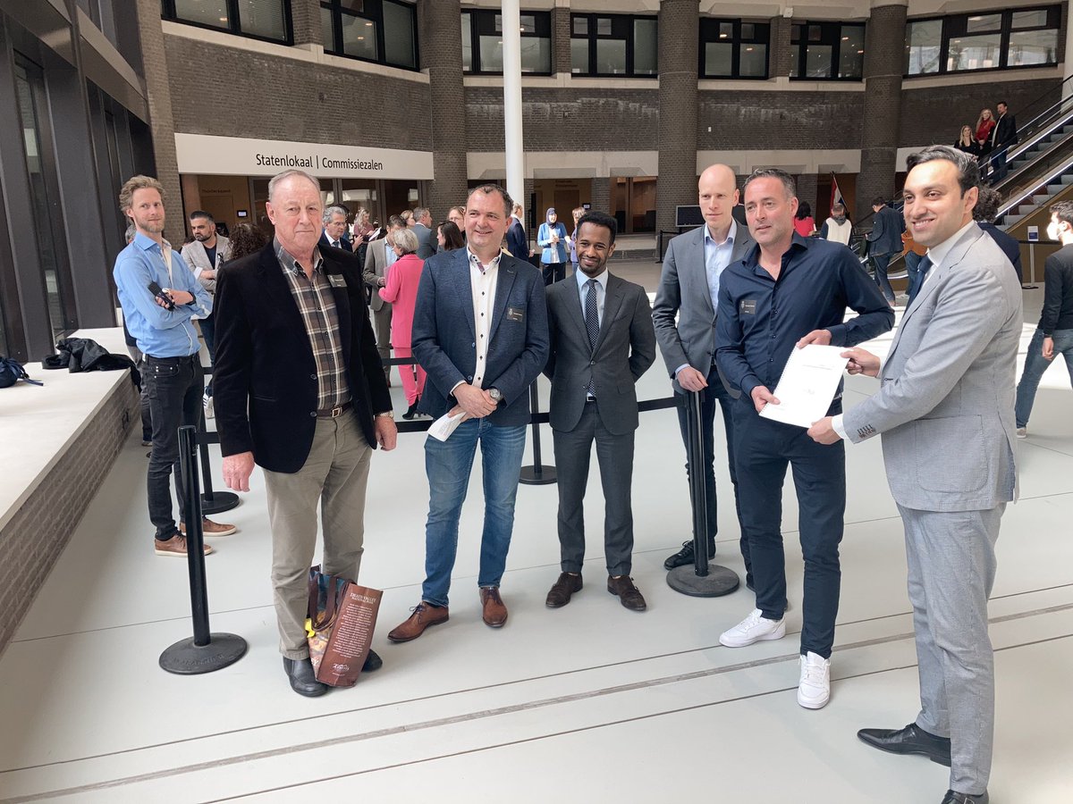 Dorpsraad Rijsenhout biedt de commissie #IenW rapport ‘Rijsenhout in vrije val (reservering parallelle Kaagbaan)’ aan