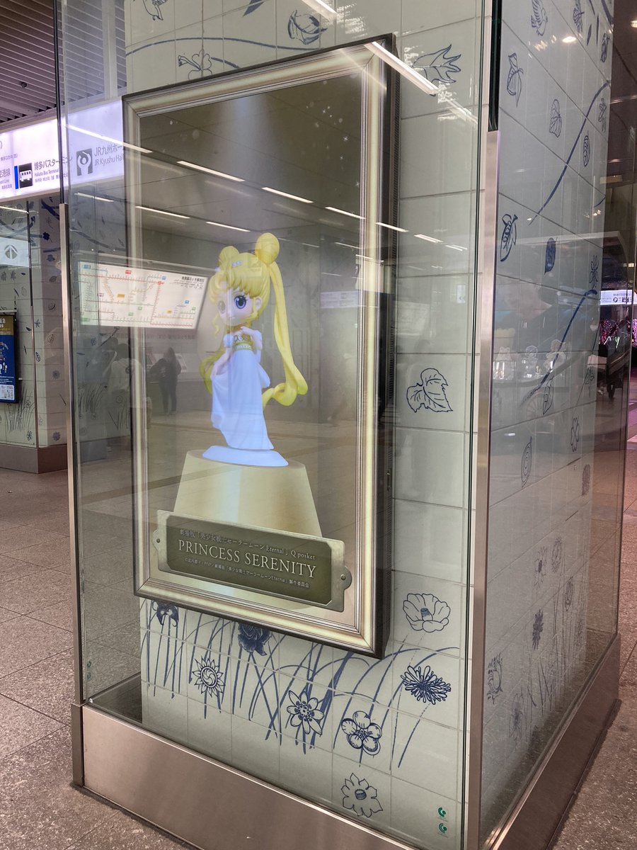 Komi_emon's tweet photo. なんか博多駅がめっちゃセーラーム��ンだった https://t.co/UwIYuWvgmW