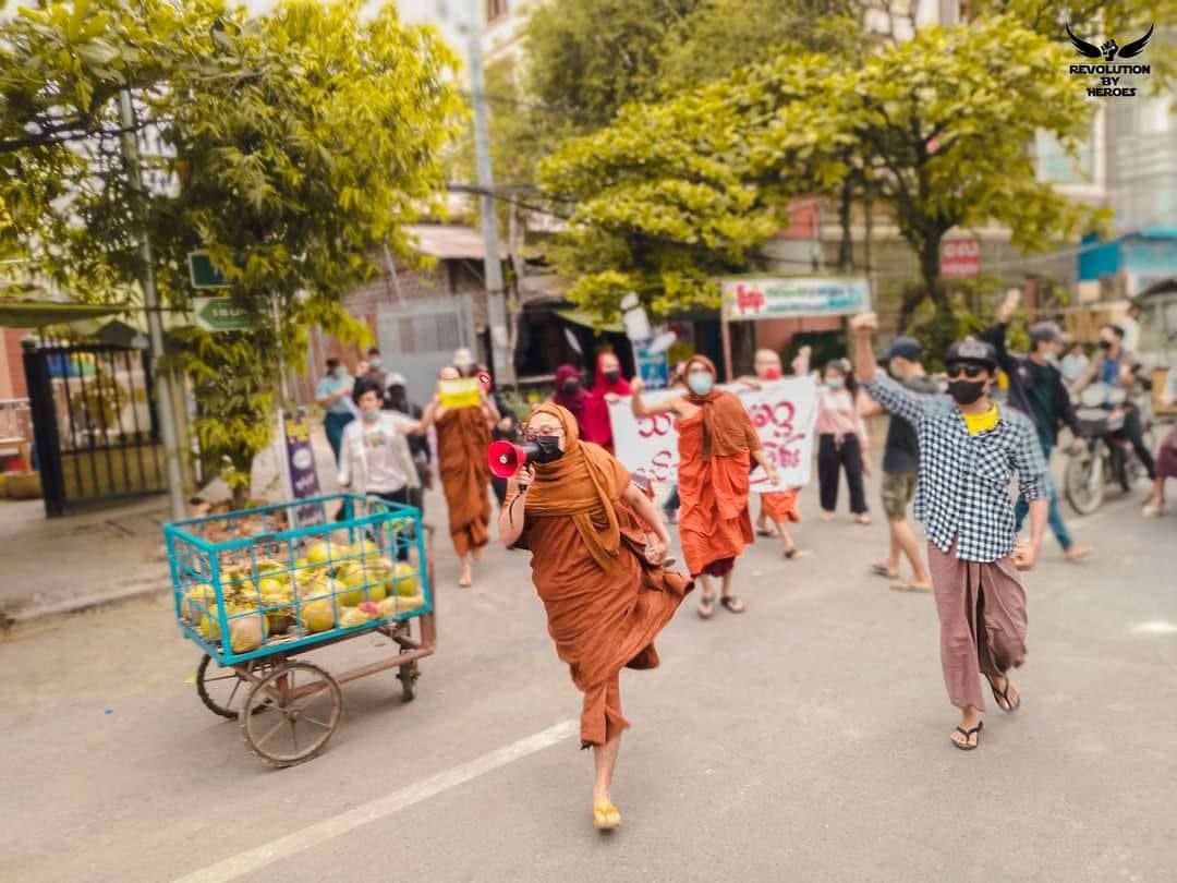 HayMar67645826's tweet photo. Monks &amp; activists of Mandalay staged a protest against Genocidal Dictatorship &amp; ASEAN special envoy visit to Myanmar to meet coup leader MAL. #ASEAN_StopLegalizingJunta  #ASEAN_StandForDemocracy #2022Mar22Coup #WhatsHappeningInMyanmar https://t.co/2TmSmXgMDo