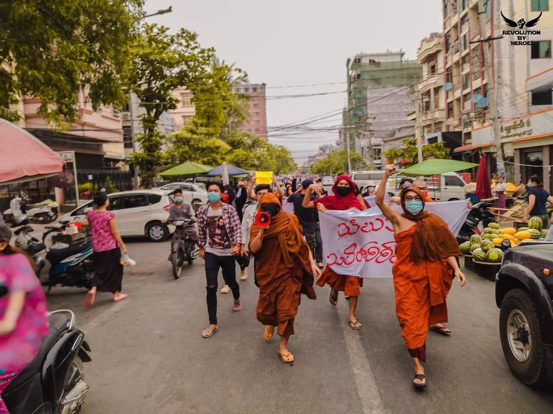 HayMar67645826's tweet photo. Monks &amp; activists of Mandalay staged a protest against Genocidal Dictatorship &amp; ASEAN special envoy visit to Myanmar to meet coup leader MAL. #ASEAN_StopLegalizingJunta  #ASEAN_StandForDemocracy #2022Mar22Coup #WhatsHappeningInMyanmar https://t.co/2TmSmXgMDo