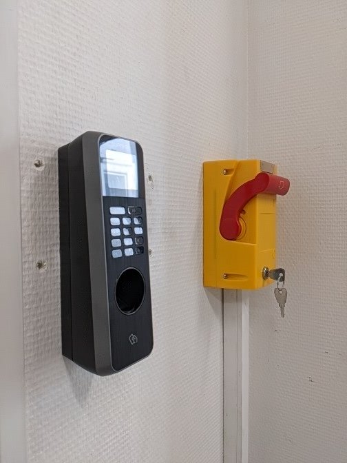 Treefaz_'s tweet image. Petit aperçu du nouveau système de contrôle d'accès actuellement en cours d'installation. 😁