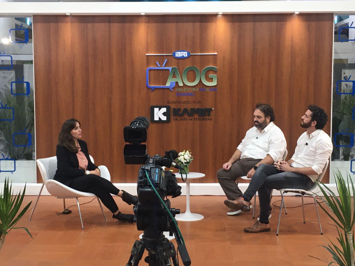 VacaMuertaOk's tweet photo. Referentes de la comisión de transición del Cluster Vaca Muerta, fueron entrevistados por "AOG Channel", en dónde expusieron lineamientos generales y la preponderancia de la participación de las empresas neuquinas en la feria.
#vacamuertaenbaires22 https://t.co/TqxIdL2Eng