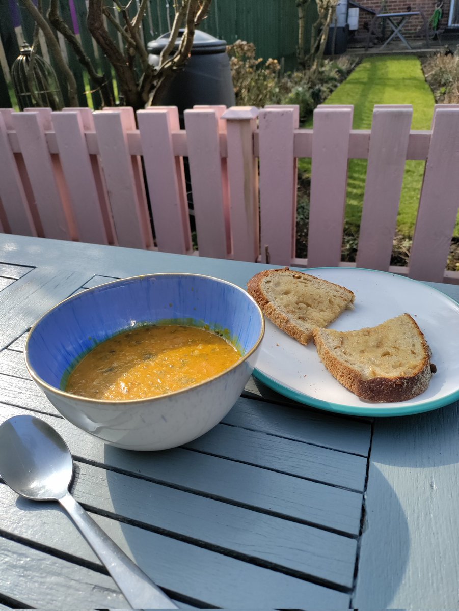vanessawears's tweet photo. 10 minutes in the sun for a #properlunch https://t.co/HFnauAJ5eH