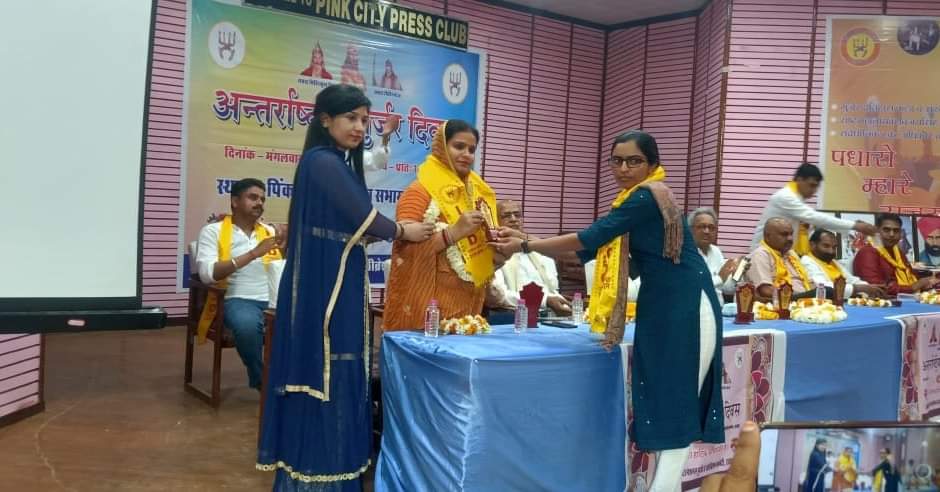 MuneshGurjarJPR's tweet photo. आज पिंकसिटी प्रेस क्लब सभागार, जयपुर में इंटरनेशनल गुर्जर डे सेलिब्रेशन कमेटी द्वारा आयोजित "अंतरराष्ट्रीय गुर्जर दिवस" कार्यक्रम में मुख्य अतिथि के रूप में शिरकत की।

इस दौरान गुर्जर समाज के समस्त पदाधिकारियों द्वारा किए गए स्वागत के लिए सभी का आभार व धन्यवाद व्यक्त करती हूं। https://t.co/GeSXtFUvC3
