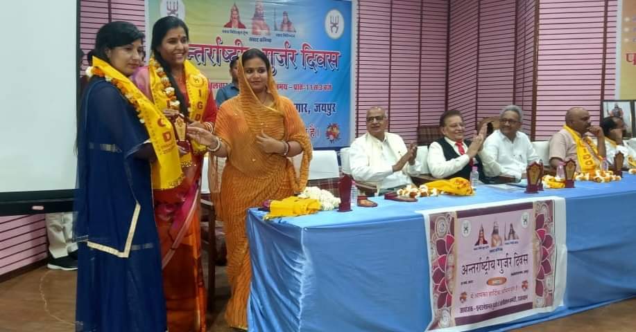 MuneshGurjarJPR's tweet photo. आज पिंकसिटी प्रेस क्लब सभागार, जयपुर में इंटरनेशनल गुर्जर डे सेलिब्रेशन कमेटी द्वारा आयोजित "अंतरराष्ट्रीय गुर्जर दिवस" कार्यक्रम में मुख्य अतिथि के रूप में शिरकत की।

इस दौरान गुर्जर समाज के समस्त पदाधिकारियों द्वारा किए गए स्वागत के लिए सभी का आभार व धन्यवाद व्यक्त करती हूं। https://t.co/GeSXtFUvC3