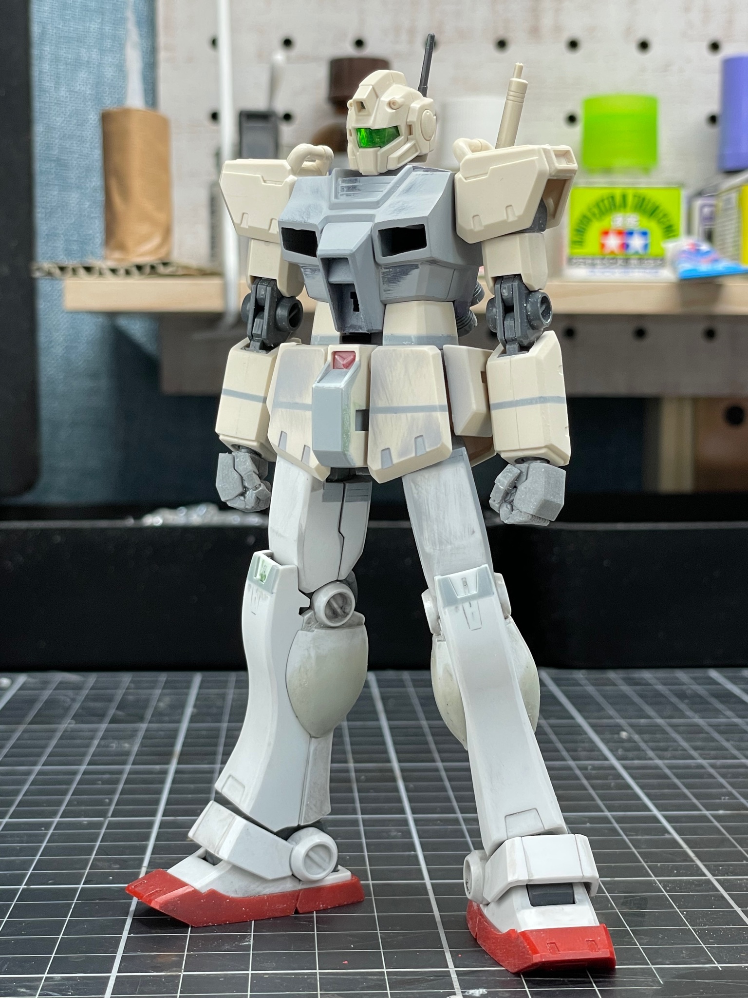 ほりきち 粉模展 Hgジム改 完成 なんとか間に合いました 元キットに比べ スタイルを大きく変更したつもりです ディテールを追加し グラデーション塗装 汚し仕上げでフィニッシュです コンペ参加作品でもあるので宜しくお願いします 4月6日
