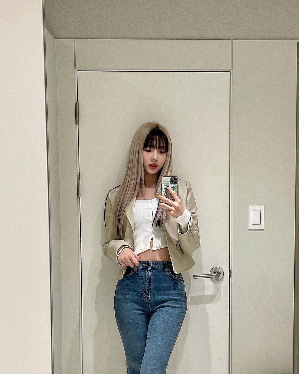 siyeonsIut's tweet photo. DAMN shes hot https://t.co/rRqE3IlKJJ