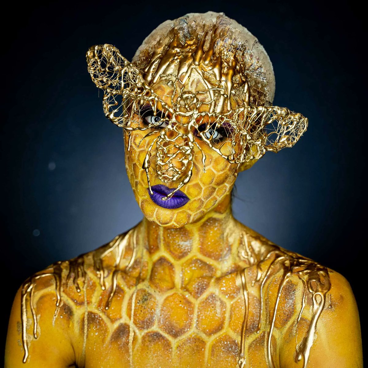 mehronmakeup's tweet photo. Buzzing about this look created by @rupsashan 🐝 
They used Mehron 3D Gel and Metallic Powder to create 3D Liquid Gold drips!

#beemakeup #springmakeup #creativemakeup #metallicmakeup #goldmakeup #bodypainter #promakeup #mehronmakup https://t.co/XW6qsziXN7