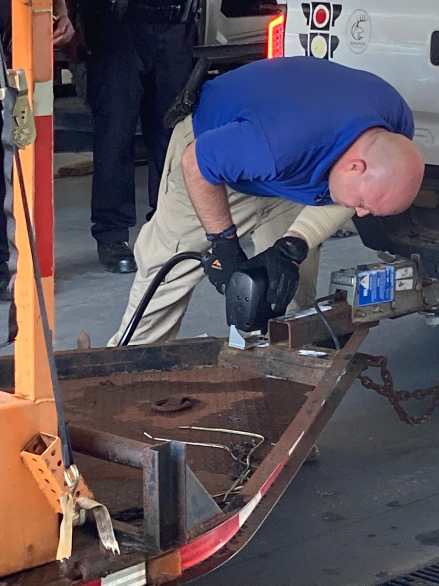 insurancecrime's tweet photo. #NICBinAction: NICB agents worked with law enforcement in Lexington, SC to etch #VINnumber onto trailers, educating consumers &amp; proactively deterring theft.

It's a pleasure collaborating with our LE partners and raise #theft awareness in local our communities! https://t.co/SeiDRafP9O
