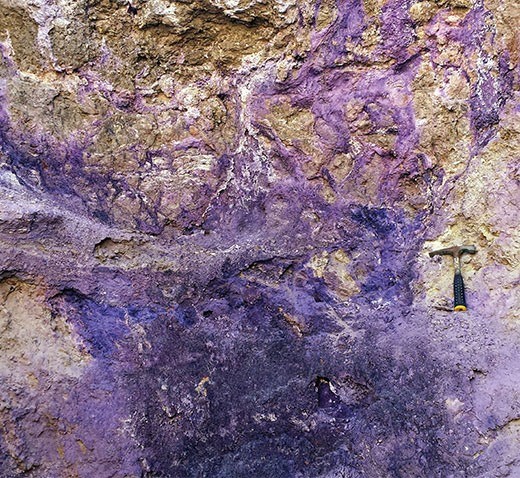 utahgeological's tweet image. Vibrant purple fluorite, composed of calcium and fluoride, exposed at the Bell Hill mine in the Spor Mountain mining district. Fluorite is chiefly used as flux for steel manufacturing and in making hydrofluoric acid. Photo by: Mark Milligan
#rockhounder #utahgeology