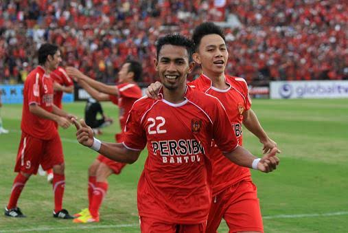 dhanangtyo's tweet photo. @owhelli @Fandom_ID @ammammad Local local rong, second striker terkadang rambutnya pirang kuning. Monggo @owhelli @ammammad https://t.co/EsqtFFc0ne