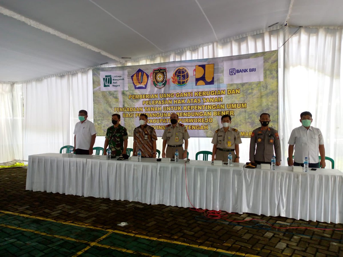 Semar09644943's tweet photo. *Keren ! PT PP Salurkan Ganti Untung Pelepasan Lahan Proyek Bendungan Bener*

*Warga Mulai Terima Ganti Untung Pelepasan Lahan Proyek Bendungan Bener* https://t.co/cNGD4iIjkx