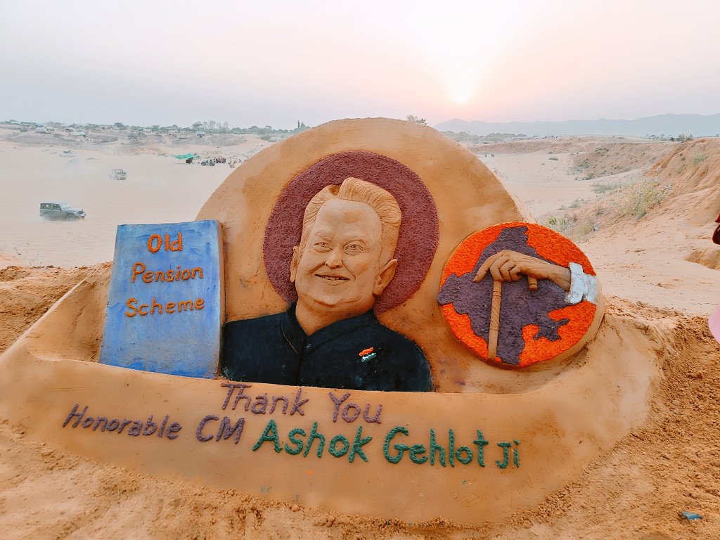 sandartistajay's tweet photo. Thank you honorable CM shri @ashokgehlot51 ji @RajCMO for #OPS_पुरानी_पेंशन #OPSRajasthan in #rajasthan today my sand art at #pushkar_desert https://t.co/qHR6Qd9ZQ6