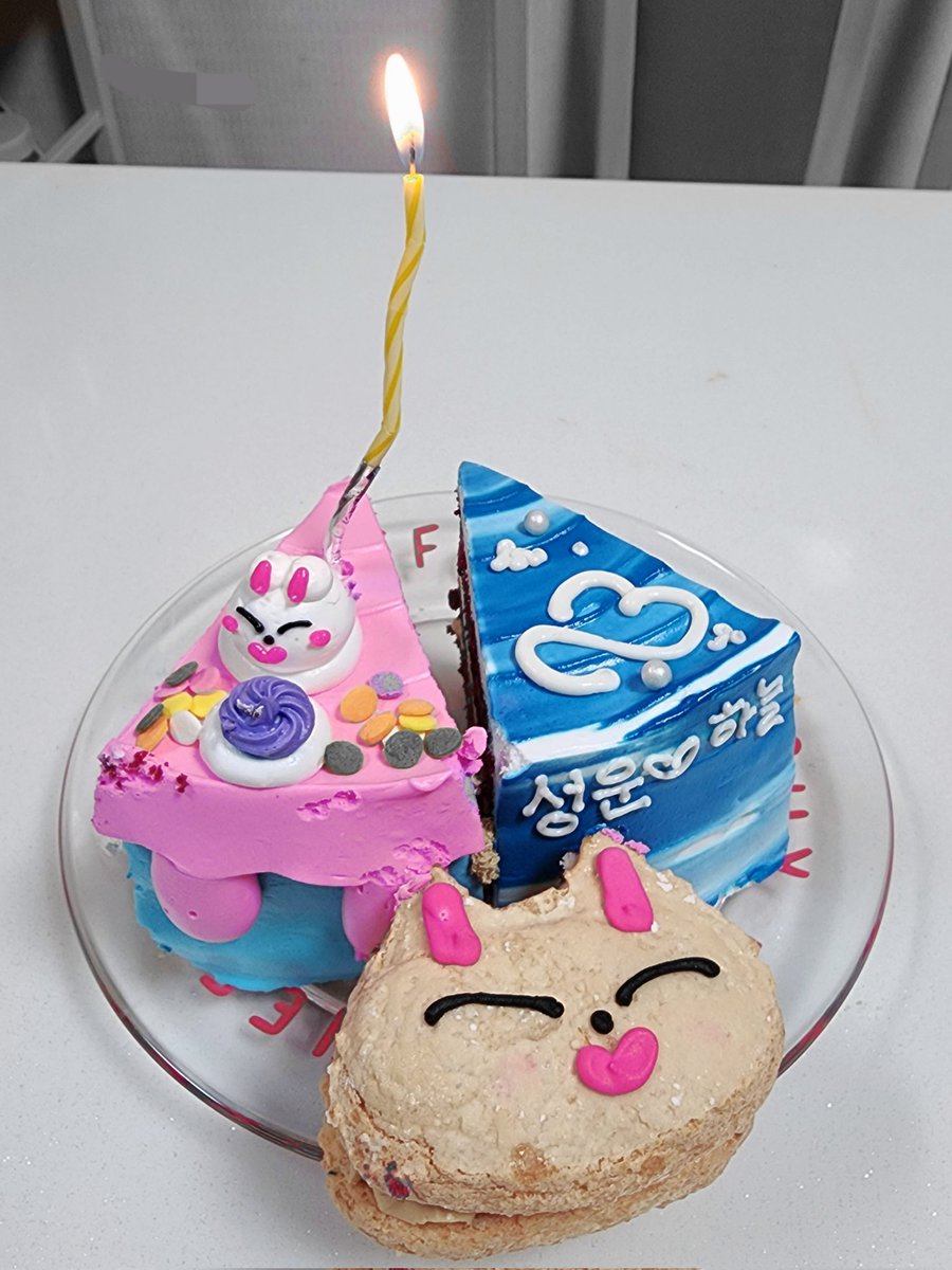 셍카 딱 한군데만 갈 수 있는 상황에서 무조건 여기다하고 고른 카페밤비
최애인 뽀메떵웅케익이 품절되서 넘아쉬웠지만 다른케익이랑 다쿠아즈도 찐으로 귀여움❤️
😍컵홀더도 이쁘구 버찌님 스티커 이거진짜미친귀여움
울떵웅 생일축하해 평셍함께해
#성운이의_순간들을_새겨둘게 #하성운 <a href="/hbd_hsw/">𝑳𝒐𝒗𝒆 𝒚𝒐𝒖𝒓 𝒔𝒐𝒖𝒏𝒅</a>