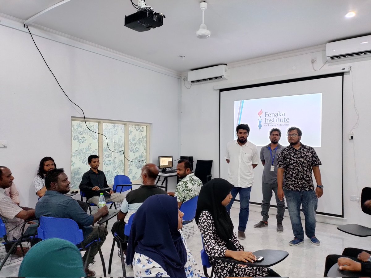 ManadhooCouncil's tweet photo. ނ. މަނަދޫ ކައުންސިލާއި ފެނަކަ އިންސްޓިޓިއުޓް ފޮރ ޓްރެއިނިންގ އެންޑް ރިސާރޗް ގުޅިގެން 22 މާރޗް 2022 ވަނަ ދުވަހު ކުރިއަށް ގެންދެވުނު ޓްރެއިނިންގ ޕްރޮގްރާމްގެ ތެރެއިން. @TeamFenaka @FenakaInstitute @lgaMaldives https://t.co/dtVgNInjLP