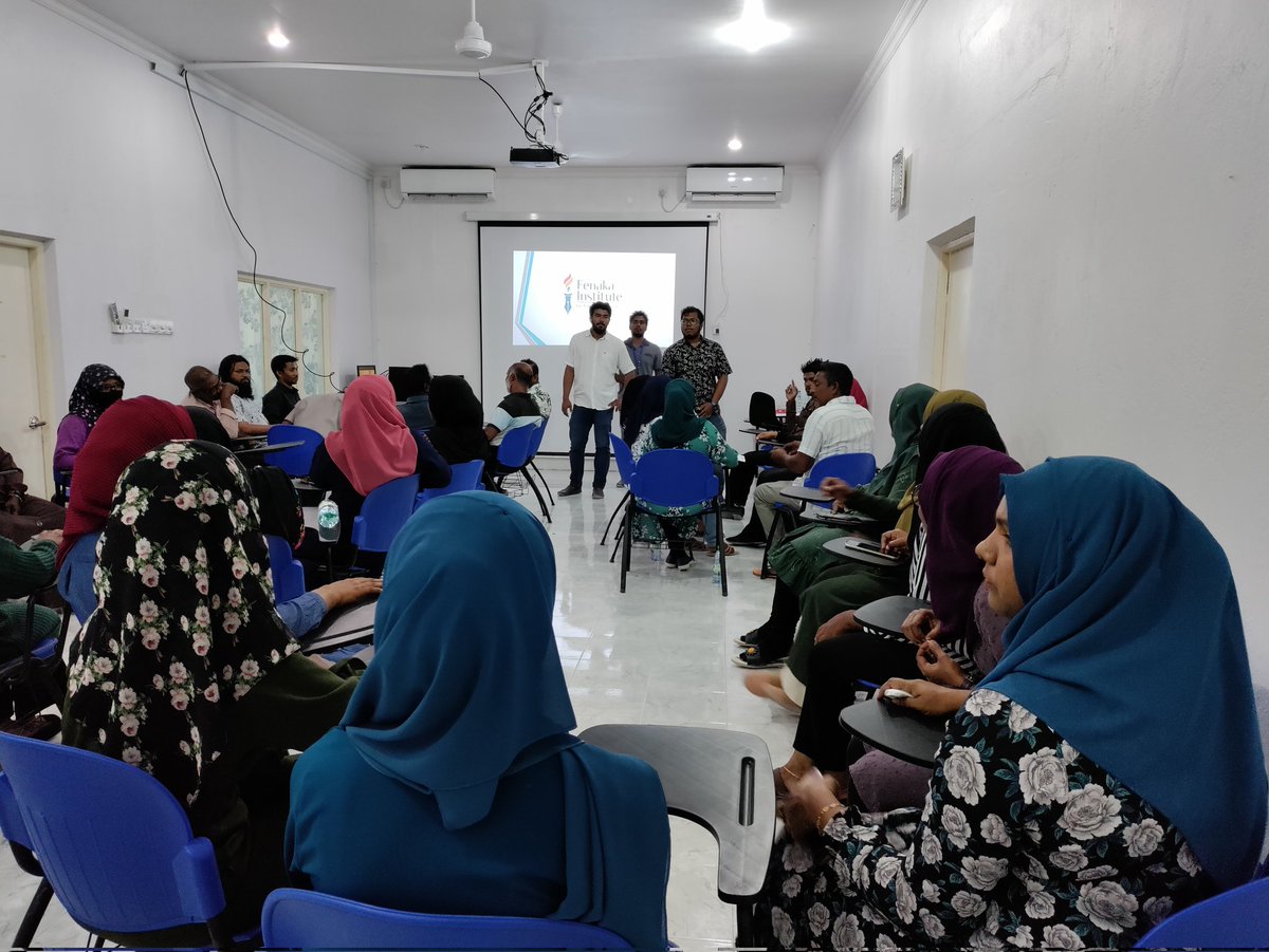 ManadhooCouncil's tweet photo. ނ. މަނަދޫ ކައުންސިލާއި ފެނަކަ އިންސްޓިޓިއުޓް ފޮރ ޓްރެއިނިންގ އެންޑް ރިސާރޗް ގުޅިގެން 22 މާރޗް 2022 ވަނަ ދުވަހު ކުރިއަށް ގެންދެވުނު ޓްރެއިނިންގ ޕްރޮގްރާމްގެ ތެރެއިން. @TeamFenaka @FenakaInstitute @lgaMaldives https://t.co/dtVgNInjLP