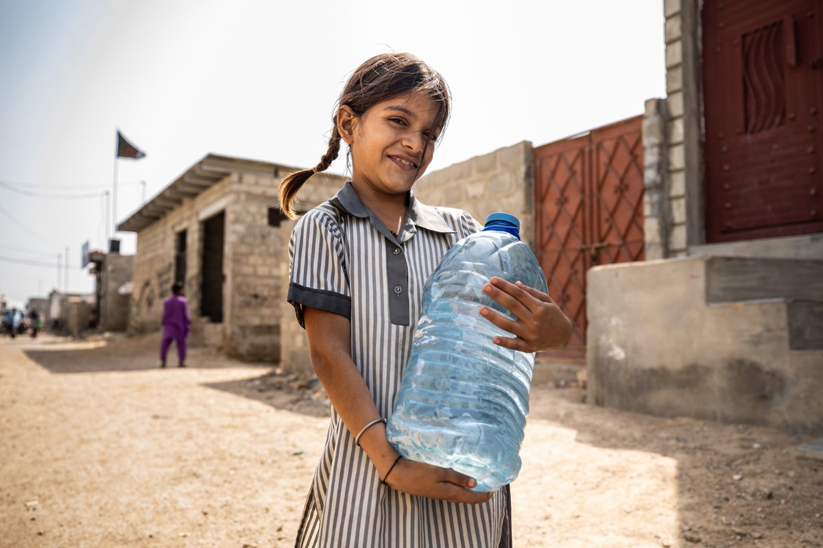 RotaryES's tweet photo. Hoy celebramos el Día Mundial del Agua. Aproximadamente 785 millones de personas carecen de acceso al agua potable 💧
#Rotary y USAID comparten su compromiso por facilitar el acceso al agua, el saneamiento y la higiene. Más información (en inglés) en https://t.co/mBGffb93lP https://t.co/Dc16h1gxWA