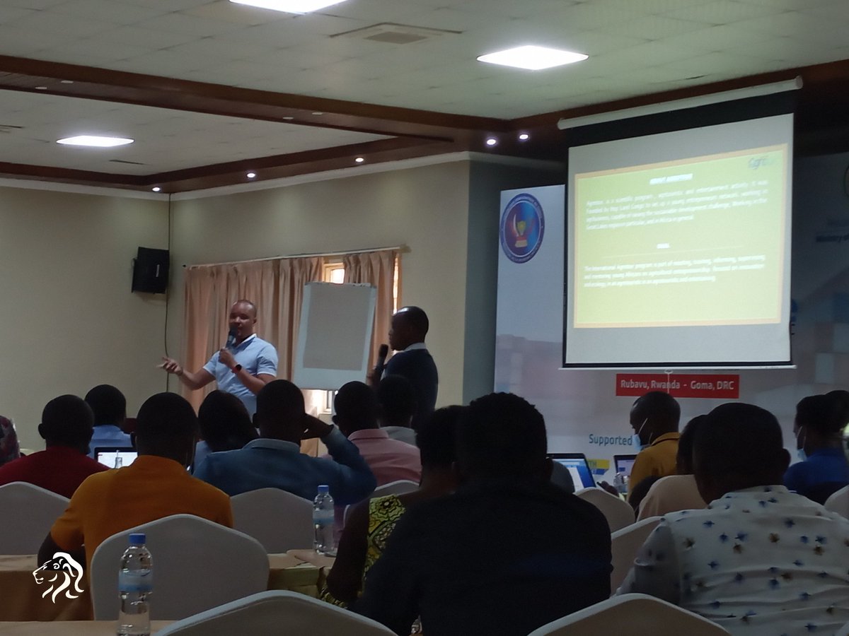 Rubavu_NYC's tweet photo. @RubavuDistrict Umunsi wa kabiri Urubyiruko 100 ruturuka #Rwanda na #DRC Rukomeje guhugurwa @YouthConnekt #CrossBorderTrade  abitabiriye  bashizwe mu ma tsinda baganira ku mahirwe ahari mu bucuruzi bwambukiranya imipaka. @kambogo1 @RwandaWest @YouthCultureRW https://t.co/jlCO8uLBlV