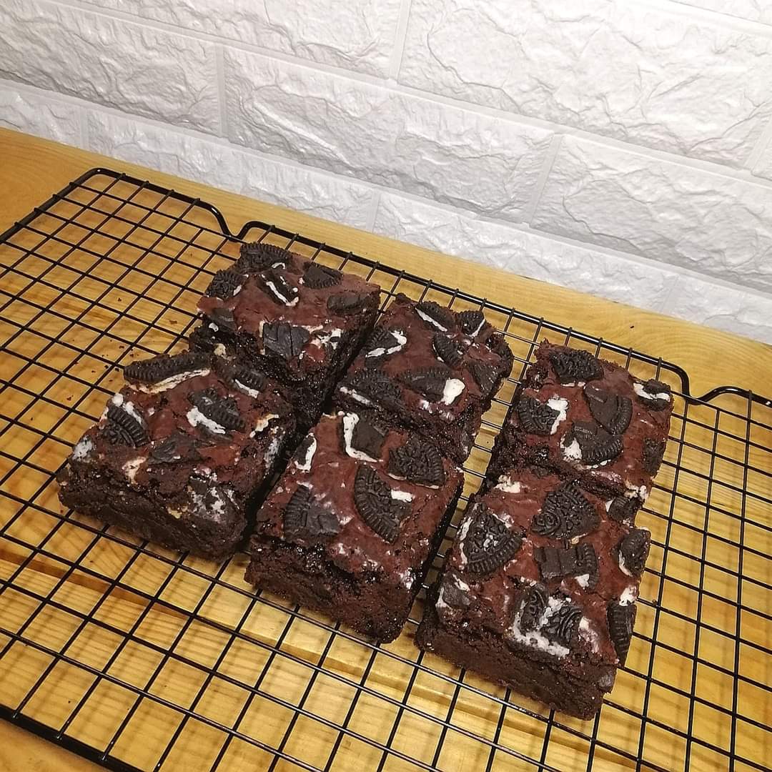 TheOvenGeek's tweet photo. One of our customers asked us to put oreos on the brownies he ordered. It looked so good! 😍

How about you? What toppings would you like to put? 😉🍫

#theovengeek #staygeeky #dessertph #yummyph #foodiesofinstagram #browniesph #smallbusinessph https://t.co/HXKsbzkH3b