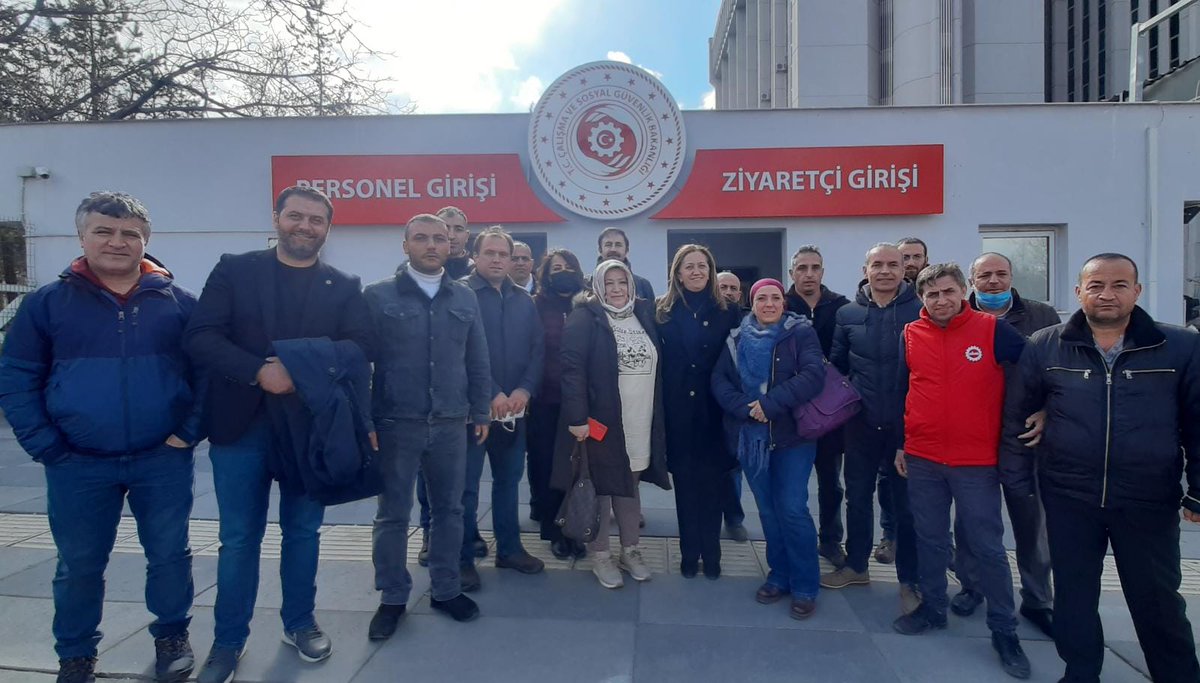 DevrimciSaglik's tweet photo. Adana'dan Kayseri'ye, Antalya'dan Manisa'ya, Düzce'den İzmir'e, Diyarbakır'dan İstanbul'a, Ankara'ya...
Türkiye genelinde topladığımız imzaları teslim ettikten sonra Çalışma ve Sosyal Güvenlik Bakanı Yardımcısı Ertuğrul Soysal'a 5 acil talebimizi ilettik. https://t.co/YQC7QrpJB0