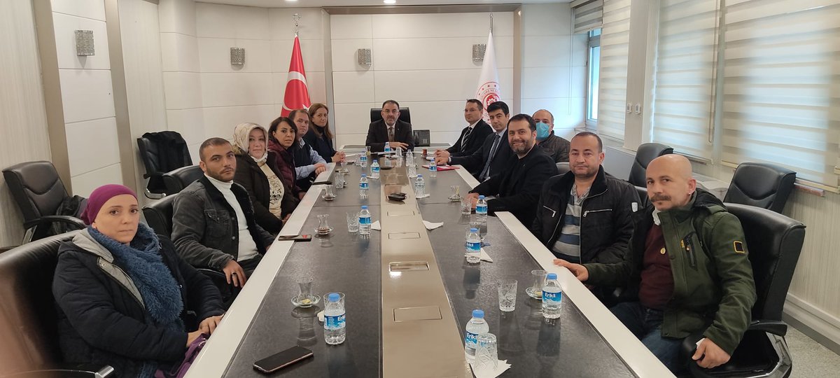 DevrimciSaglik's tweet photo. Adana'dan Kayseri'ye, Antalya'dan Manisa'ya, Düzce'den İzmir'e, Diyarbakır'dan İstanbul'a, Ankara'ya...
Türkiye genelinde topladığımız imzaları teslim ettikten sonra Çalışma ve Sosyal Güvenlik Bakanı Yardımcısı Ertuğrul Soysal'a 5 acil talebimizi ilettik. https://t.co/YQC7QrpJB0