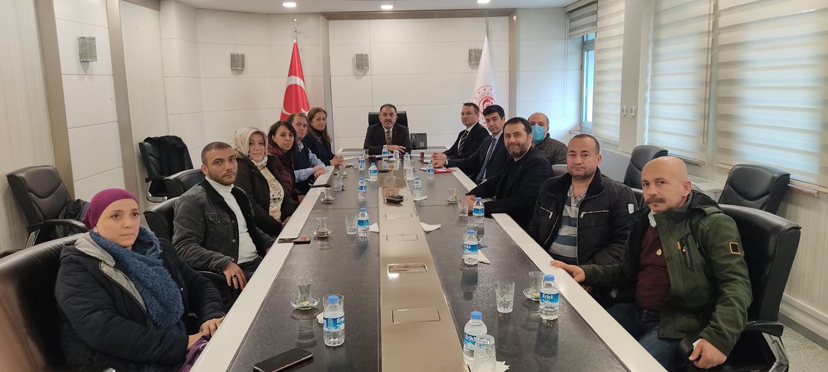 DevrimciSaglik's tweet photo. Adana'dan Kayseri'ye, Antalya'dan Manisa'ya, Düzce'den İzmir'e, Diyarbakır'dan İstanbul'a, Ankara'ya...
Türkiye genelinde topladığımız imzaları teslim ettikten sonra Çalışma ve Sosyal Güvenlik Bakanı Yardımcısı Ertuğrul Soysal'a 5 acil talebimizi ilettik. https://t.co/YQC7QrpJB0