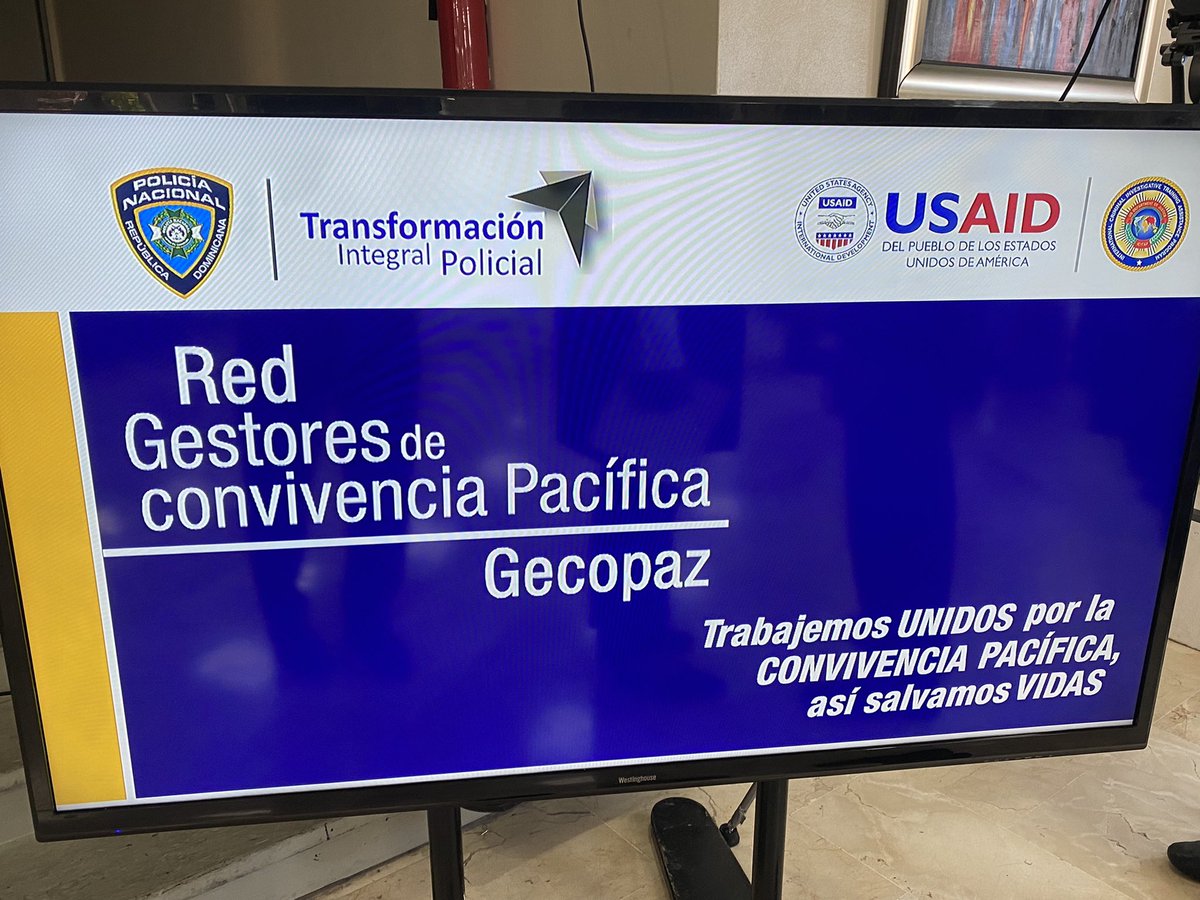 gabrielmercedez's tweet photo. Con el auspicio de la #USAIDRD la @PoliciaRD recibe el lanzamiento de la Red Gestores de CONVIVENCIA PACÍFICA (GECOPAZ), el director general de la #Policia M/G Eduardo Alberto Then, no descansa en la #TransformacionPolicialRD y mejorar cada día la institución. @pesqueiradiego https://t.co/4eQMTUuXxC