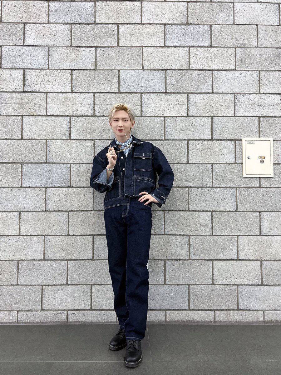 akabataanz's tweet photo. @ATEEZofficial 🌙 FIL TRANS

[📷] SBS MTV "Ang Palabas" MC Yeosang Likod Larawan
⠀
Kumpleto ang fashion kapag may denim⁉
Hindi! Makukumpleto ito sa pagka-inosente at kagandahan ni Yeosang!
Ating tapusin ang Martes nang nasa mabuting kalagayan, ALIIT😊

#ATEEZ #에이티즈 #여상 #YEOSANG https://t.co/9FmDANMEym