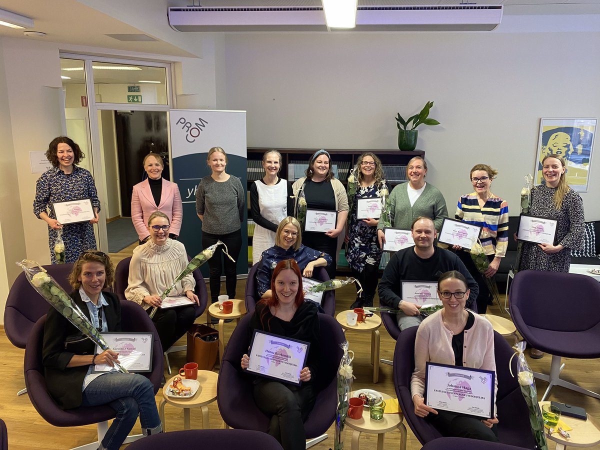 ProComRy's tweet photo. Lämpimät onnittelut syksyllä käynnistyneen vastuullisuuden koulutusohjelman suorittaneille! 🥂🥳 Kuvassa osallistujia &amp; projektitöiden ohjaajia päätöstilaisuudessa. ✨ #viestintä https://t.co/2vKmV6MG3x