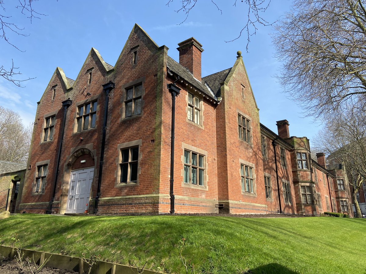 nikkipierce87's tweet photo. Spring has definitely arrived at @dmuleicester - what a gorgeous day to explore our amazing campus! https://t.co/FcUVyrV9Lc