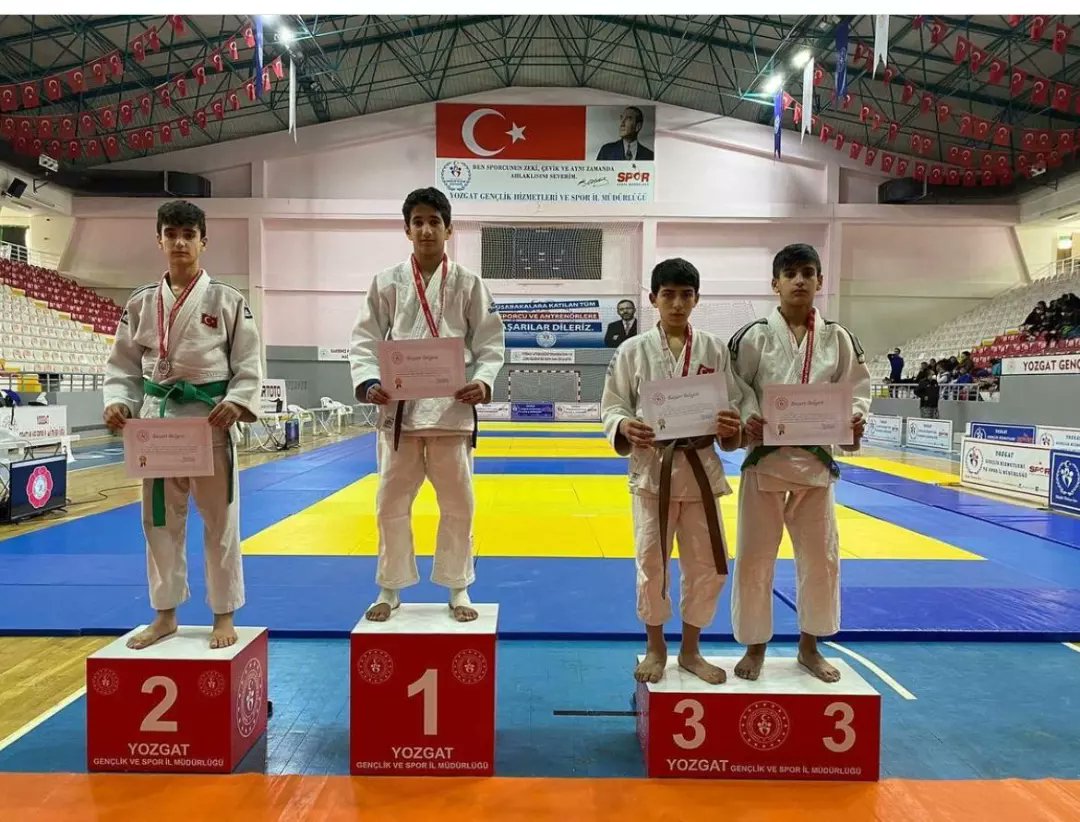 Avni Gemicioglu Ortaokulu Judo kursiyerimiz Arda Düzce okullar arası Türkiye şampiyonasında 3. oldu.
<a href="/sehzadelermem/">Şehzadeler İlçe Millî Eğitim Müdürlüğü</a> <a href="/il_mem_45/">Manisa İl Millî Eğitim Müdürlüğü</a> @hayatboyuailesi