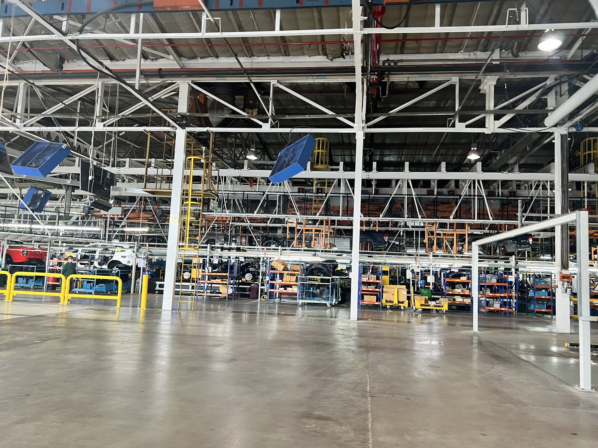 mtura712's tweet photo. Always wanted to visit @FordSouthAfrica Silverton Manufacturing plant!! the birth of #NextGenRanger and #NextGenEverest made that all possible!! #DippedInBlue https://t.co/IKrICeOOiy
