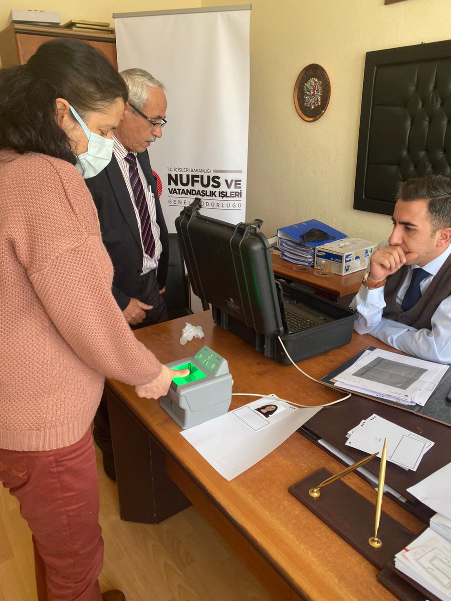 AvanosIlce's tweet photo. Eğitimin neferi,yolumuza ışık saçan,bize her harfi öğreten öğretmenlerimize gönül borcunu ödeyemesek de, müdürlüğümüze gelmek için vakit bulamadıklarından kimlik kartı  başvurularını yerinde aldık.Sevgi ve şükranla
@suleymansoylu @sefikaygol @EkiciLafc @AytenToguslu @IlNevsehir https://t.co/EoMdpfvxhI