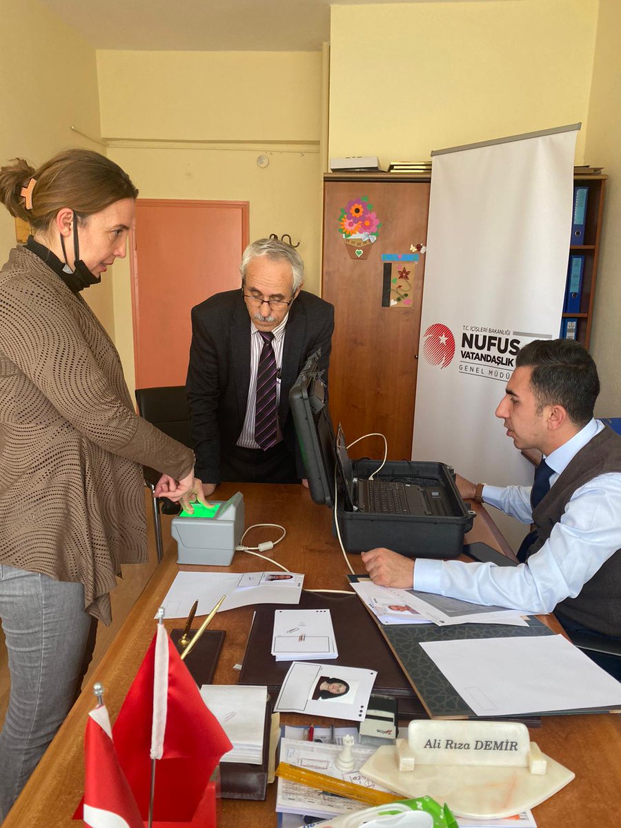 AvanosIlce's tweet photo. Eğitimin neferi,yolumuza ışık saçan,bize her harfi öğreten öğretmenlerimize gönül borcunu ödeyemesek de, müdürlüğümüze gelmek için vakit bulamadıklarından kimlik kartı  başvurularını yerinde aldık.Sevgi ve şükranla
@suleymansoylu @sefikaygol @EkiciLafc @AytenToguslu @IlNevsehir https://t.co/EoMdpfvxhI