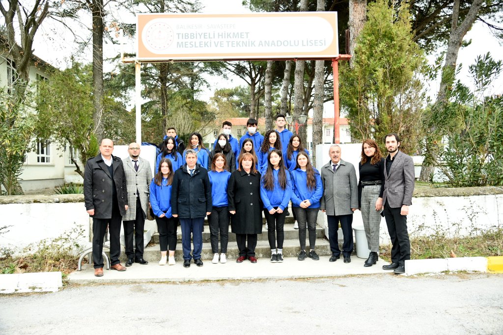 Millî Eğitim Bakanlığı Mesleki ve Teknik Eğitim Genel Müdürümüz Sayın <a href="/nznsener/">Nazan ŞENER</a>,  
İl Millî Eğitim Müdürümüz <a href="/tatliali12/">Ali Tatlı</a> eşliğinde, Savaştepe Tıbbiyeli Hikmet Mesleki ve Teknik Anadolu Lisesini ziyaret ederek incelemelerde bulundu. 

<a href="/tcmeb/">Millî Eğitim Bakanlığı</a> <a href="/nznsener/">Nazan ŞENER</a>
@MeslegimHayatim <a href="/tatliali12/">Ali Tatlı</a>