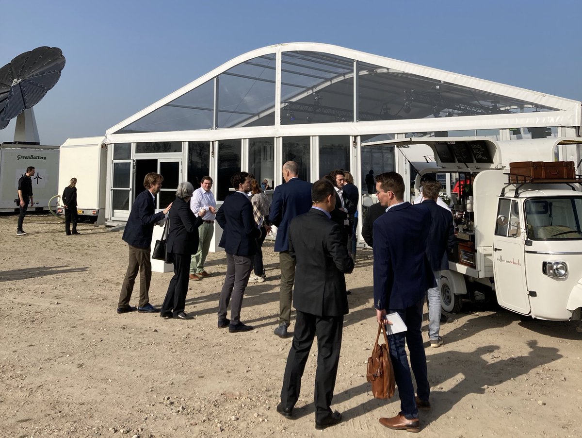 PaulEmans's tweet image. Zonovergoten opening van Energiepark Haringvliet van @VattenfallNL. Schitterende combi van wind, zon en batterijopslag op 1 aansluiting. Felicitaties! 🌬☀️🔋⚡️✅ @gem_go @zuid_holland @Stedin @MinisterieEZK